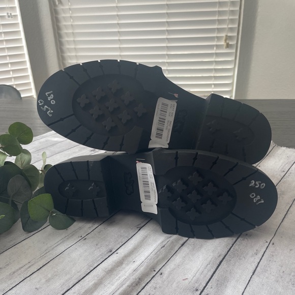 NWT COACH
Lyden Leather Chelsea Booties - Picture 8 of 12